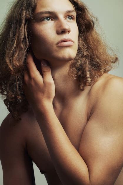 Mirando A Lo Lejos Un Apuesto Joven Sin Camisa Con Cabello Largo Y