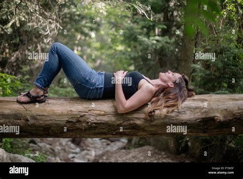 Mujer De Espaldas Acostada Fotograf As E Im Genes De Alta Resoluci N