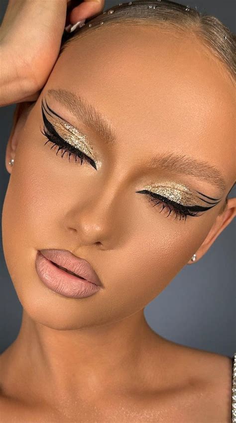 40 Trendy Eyeshadow Looks Shimmery Gold Graphic Liner