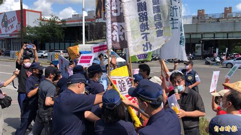 屏縣府前灑冥紙 反光復路拆遷團體與警爆推擠衝突 生活 自由時報電子報