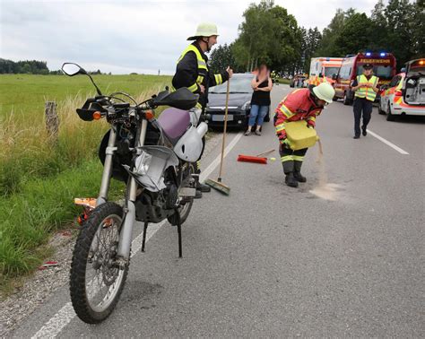 Schwerer Unfall In Egling Motorradfahrerin Lebensbedrohlich Verletzt