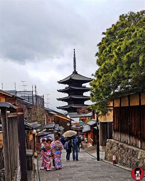 El Paseo A Pie Entre El Santuario Yasaka Cerca Del Famoso Barrio De