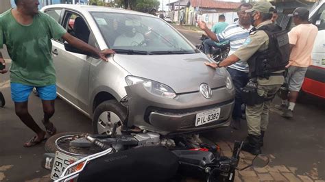 Professora grávida fica gravemente ferida em colisão entre carro e moto