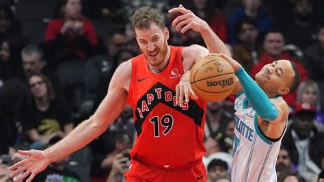 Toronto Raptors Star Jakob P Ltl F Llt Nach Fingeroperation Einige