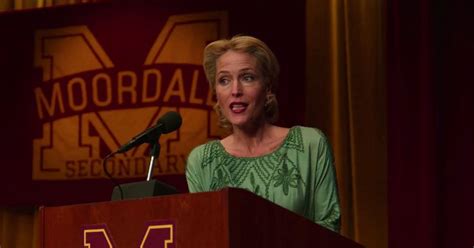 Gillian Anderson Dans Sex Education Saison Sur Netflix Purepeople
