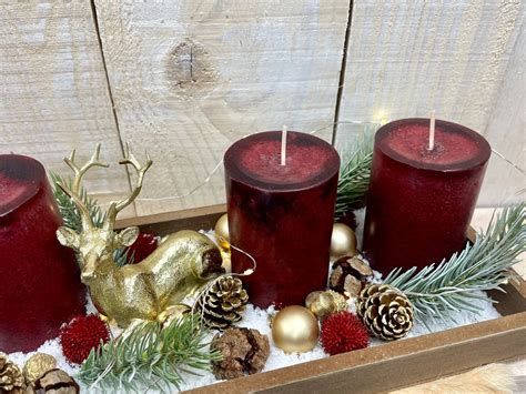 Adventsgesteck Weihnachten Deko Tablett Braun Holz Bordeaux Rot Hirsch