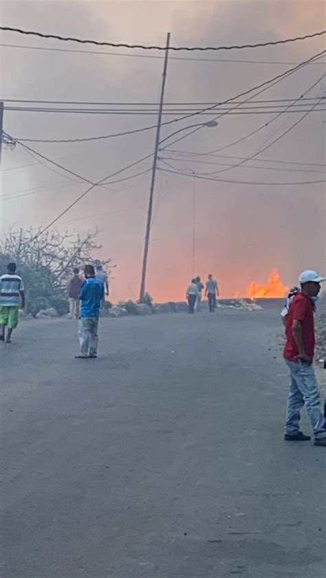 Voraz incendio consumió al menos cinco casas en la carretera Caracas