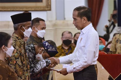 Presiden Jokowi Serahkan 1 55 Juta Sertifikat Tanah Untuk Rakyat