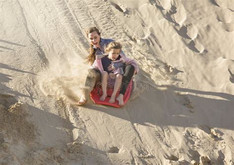 Une Petite Fille Aventureuse Embarquant En Bas Des Dunes De Sable Photo