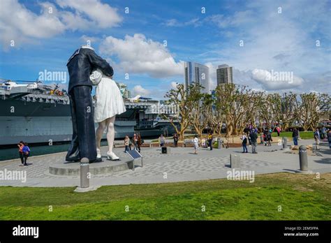 Besando la estatua del marinero Puerto de San Diego También conocido