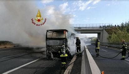 Attimi Di Paura Sul GRA In Fiamme Un Bus Turistico