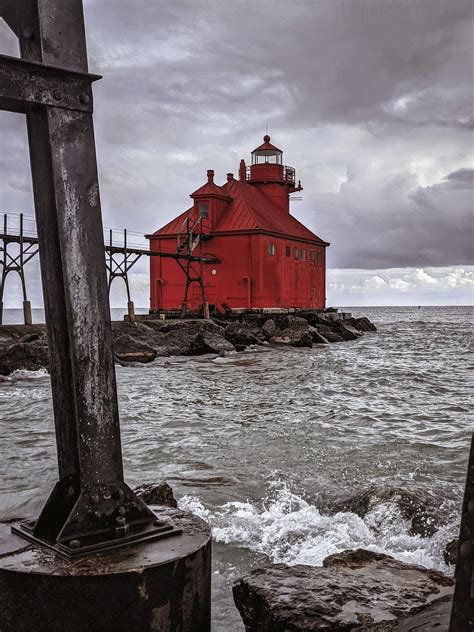 Sturgeon Bay Pierhead Lighthouse : r/LighthousePorn