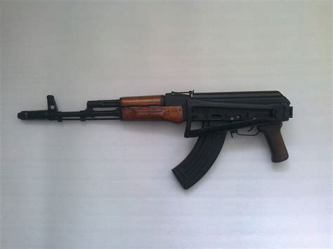 Чоловік здався поліції з автоматом Калашникова, з якого випадково ...