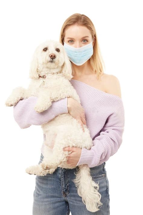 H Bsche Blonde Frau In Der Maske Mit Einem Sehr Netten Hund Stockfoto Bild Von Medizin