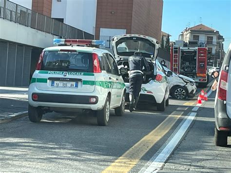 Incidente In Via Varesina Un Auto Ribaltata Coinvolte Due Persone