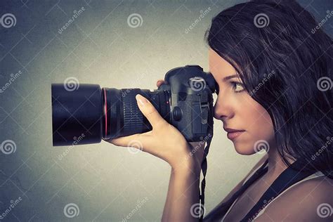 Jonge Vrouw Die Beelden Met Professionele Camera Nemen Stock Afbeelding Image Of Duur Beelden