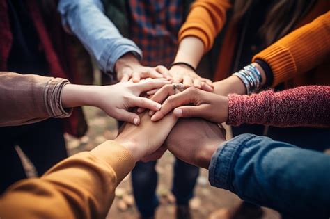 Un Grupo De Personas Tomadas De La Mano En Medio De Un C Rculo Con Las