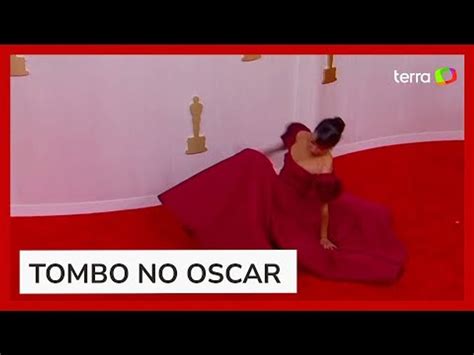 Oscar Atriz Liza Koshy Se Desequilibra E Cai No Tapete Vermelho