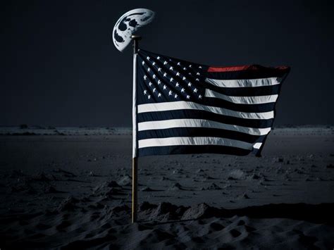 Una Bandera En La Luna Con Una Calavera Foto Premium