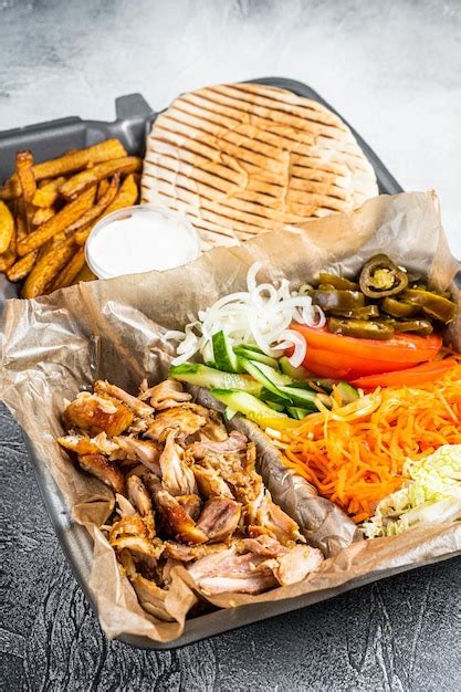 Doner Kebab Shawarma Em Um Prato Com Batatas Fritas E Salada Na Caixa