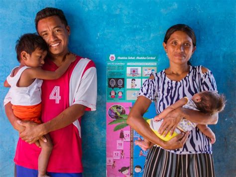 Cegah Stunting Pada Anak Days Fund Bagikan Poster Edukasi Serta