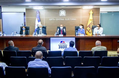 Pleno de la JCE se reúne con presidentes y secretarios líderes de