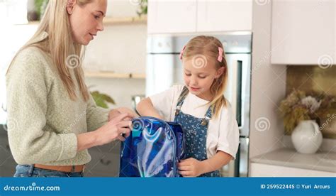 Cocina De Mochila Y Madre Con Hijo Para El Bocadillo De La Caja De