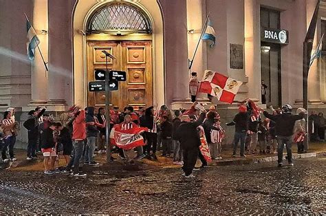 Estudiantes Campe N Los Hinchas Pinchas Festejaron En Tandil