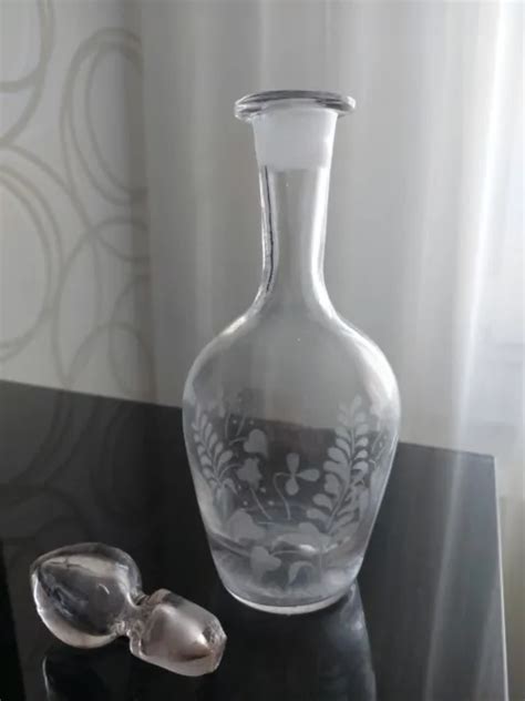 ANCIENNE CARAFE AVEC son bouchon en verre cristal gravé CAVE A LIQUEUR