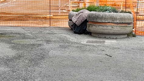 Siringhe Abbandonate E Degrado Nel Parcheggio Chiuso Per Lavori