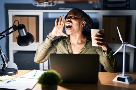 Une Femme Africaine Qui Travaille Avec Un Ordinateur Portable La Nuit