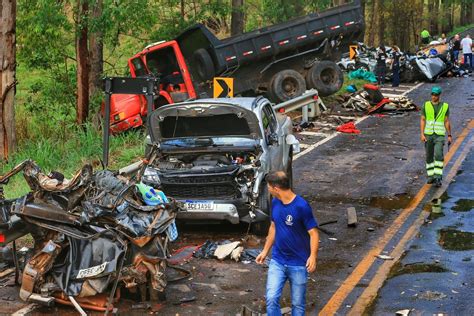 IMAGENS FORTES Vídeo mostra corpos de vítimas de acidente na BR 414