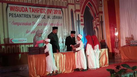 Ratusan Santri Ikuti Prosesi Wisuda Tahfizh Al Uswah Cianjur Voa