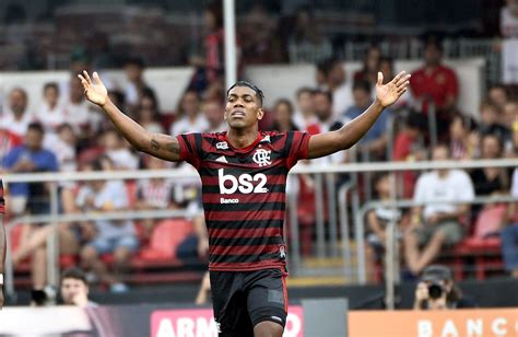 Ap S Desmaio Em Campo Flamengo E Berr O Tranquilizam Sobre Estado Do