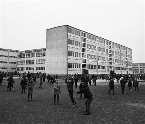 Ddr Fotoarchiv Schwedt Sch Ler Auf Einem Schulhof In Schwedt