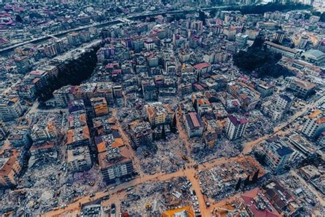 Deprem görüntüleri yürekleri dağlıyor Hatay daki yıkım havadan