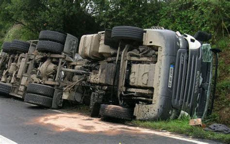 Jugon Les Lacs Un Camion Citerne De L Se Renverse Le T L Gramme