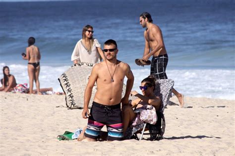 Fernanda Lima E Rodrigo Hilbert Brincam Os G Meos Na Praia Do