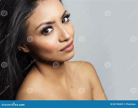 Mooi Jong Vrouwen S Gezicht En Naakte Huid Stock Afbeelding Image Of Gezondheid Brunette