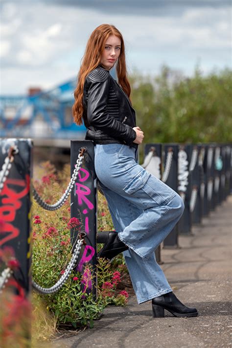 Fondos de Pantalla Emilia Pelirrojo Nia Pose Chaqueta Pantalón vaquero