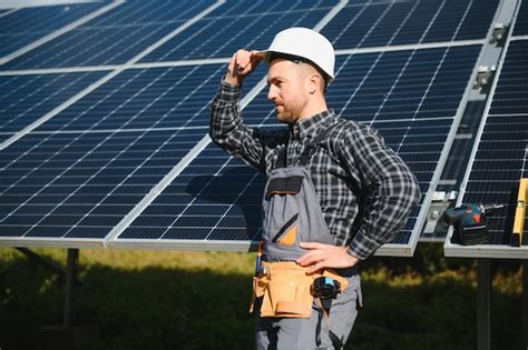 Trabalhador profissional instalando painéis solares na construção