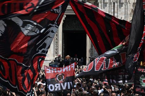 Berlusconi Funerali Di Stato Folla In Piazza Duomo Per L Ultimo