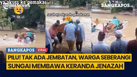 Pilu Tak Ada Jembatan Warga Seberangi Sungai Membawa Keranda Jenazah