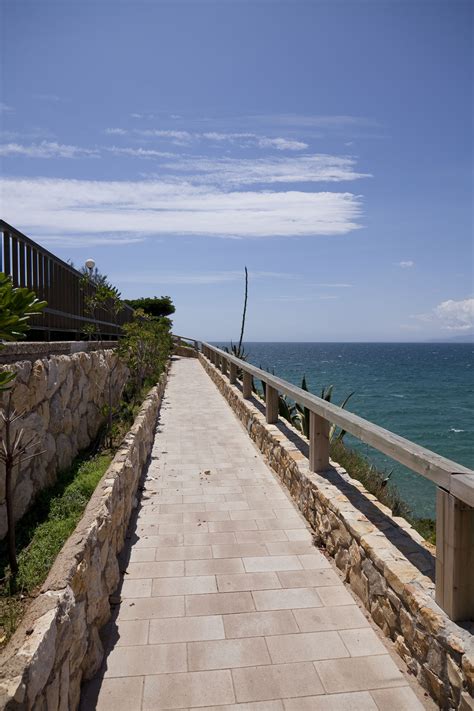 Salou Coastline & Beach | neOnbubble