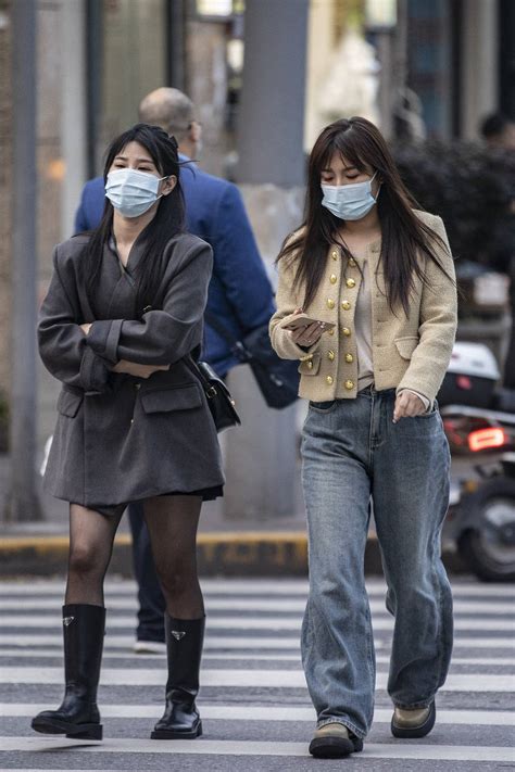 明日最低气温仅12℃！冷空气南下，申城降温，市民添衣出行 上海 全天 消息