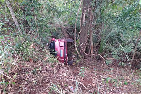 Motorista Perde Controle Da Dire O Capota Ve Culo E Vai Parar Em Mata