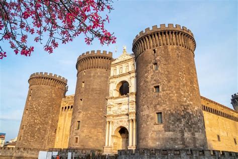 Les 8 palais et châteaux emblématiques de Naples