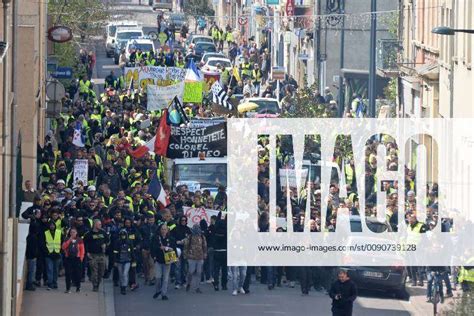 Les Manifestants Gilets Jaunes Dans Les Rues De Roanne NEWS