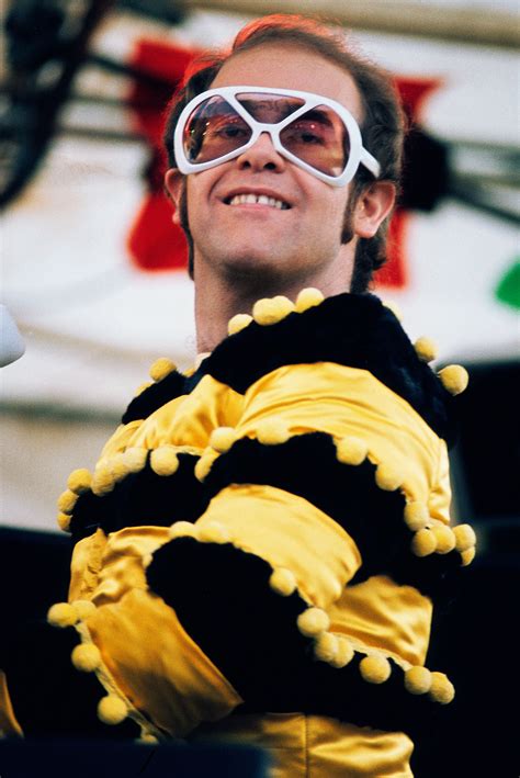 Elton John Costumes : Photos Elton John S Outfits Through The Years ...