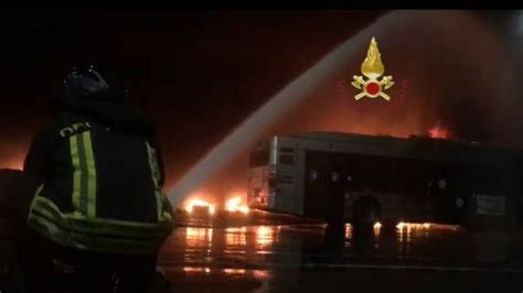 In Fiamme Deposito Atac A Roma 30 Bus Distrutti Notizie Ansa It